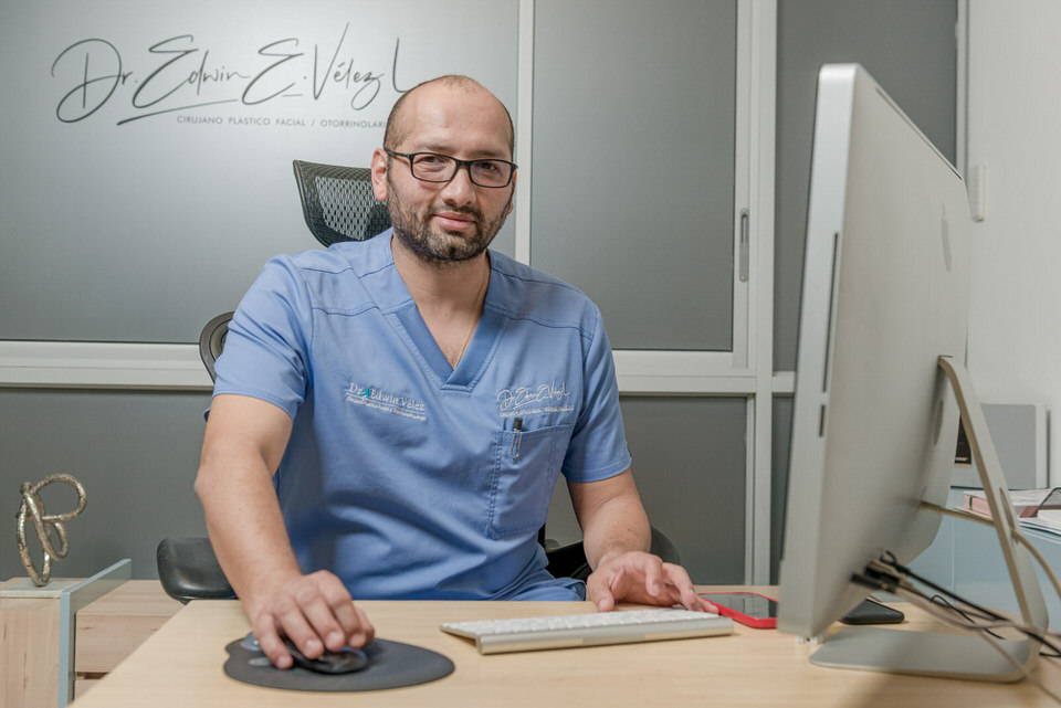 Doctor Edwin Vélez, Cirujano Plástico Facial y Otorrinolaringólogo